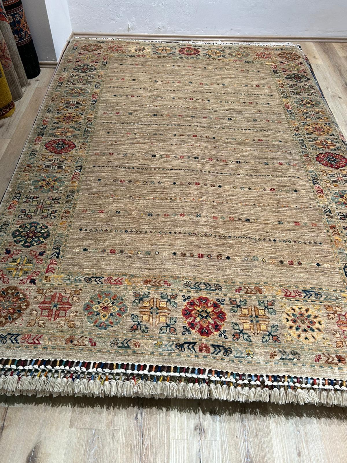 Koberec vlněný béžovo-barevný se vzory 160x250cm