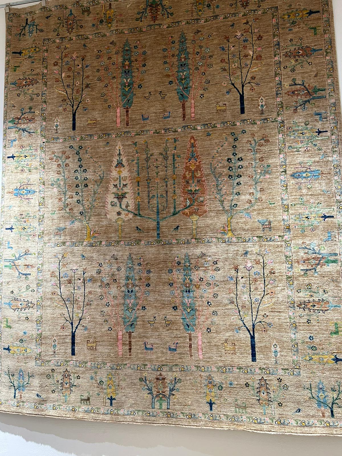 Koberec vlněný béžový exkluzivní se stromy a vzory 240x350cm
