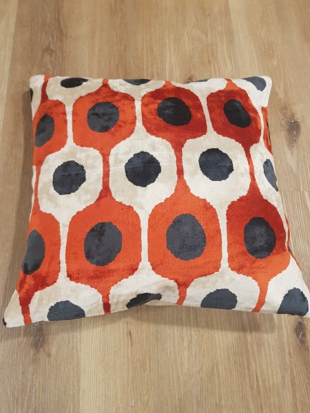 Hedvábný barevný povlak na polštář oranžovo-černý 45x45cm